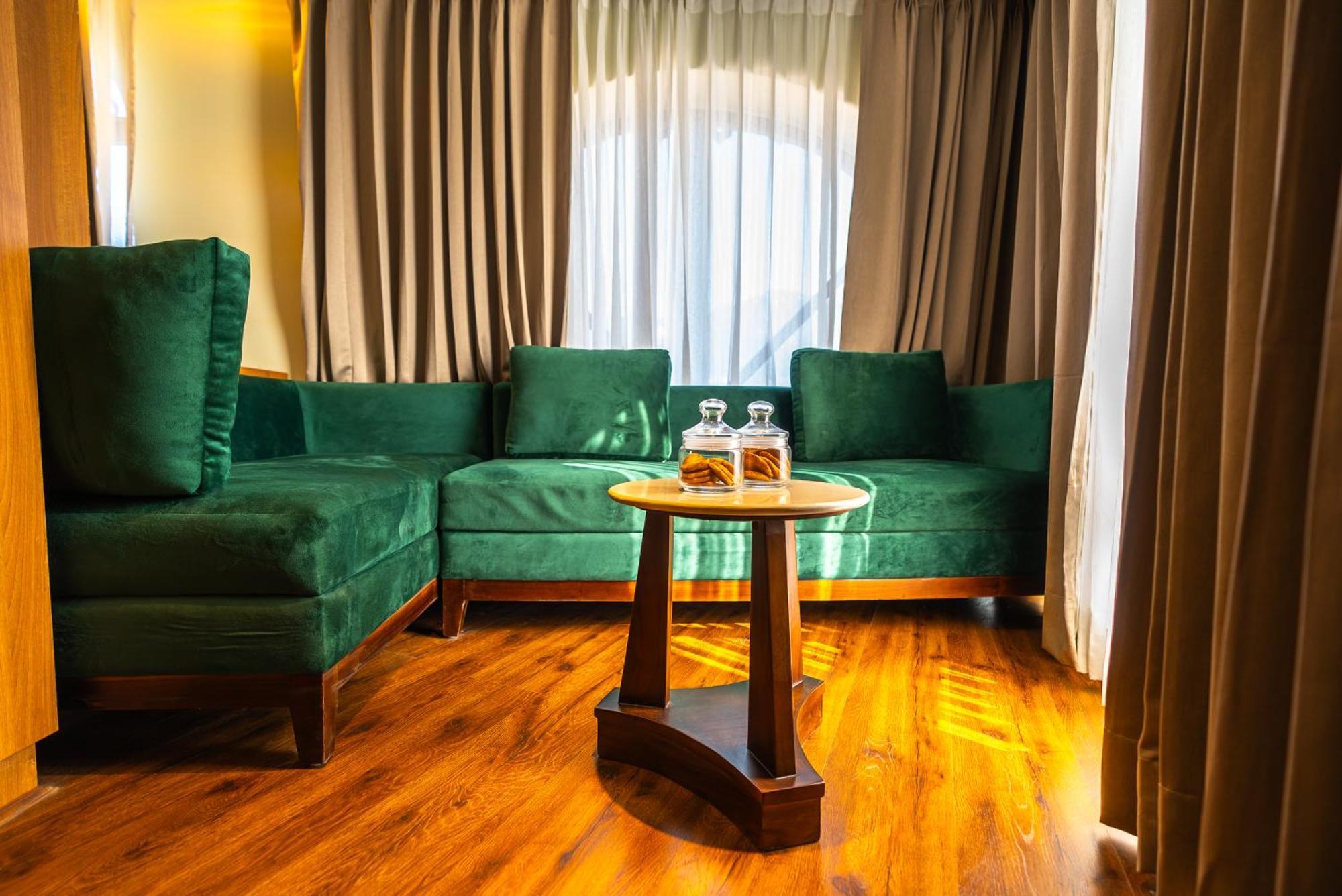 Clarks Inn Express, Ришикеш Экстерьер фото