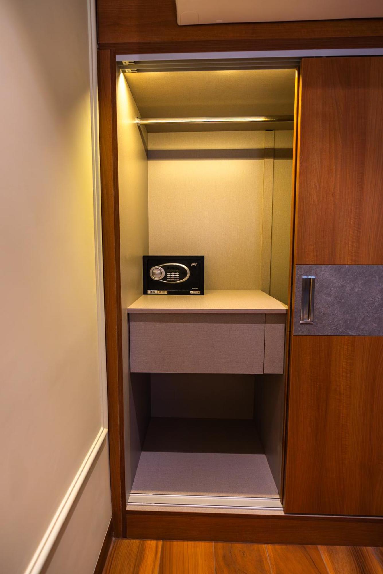 Clarks Inn Express, Ришикеш Экстерьер фото